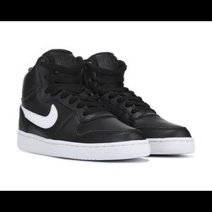 It is used no yellowing on the shoe no box ether